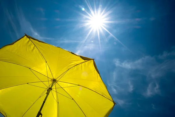 Parapluie Jaune Avec Soleil Éclatant Ciel Bleu — Photo