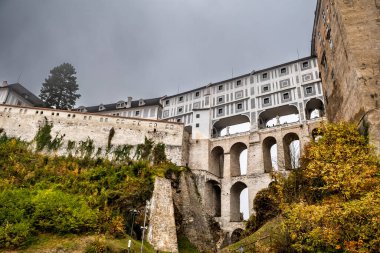 Çek Cumhuriyeti 'nin Cesky Krumlov şehrindeki Kale' de Pelerin Köprüsü (Plastovy Most)