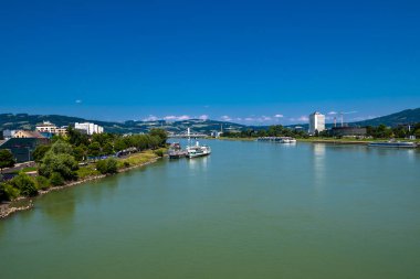 Avusturya 'nın Linz şehrinde Tuna Nehri üzerinde seyahat gemileri