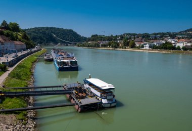 Avusturya 'nın Linz şehrinde Tuna Nehri üzerinde seyahat gemileri
