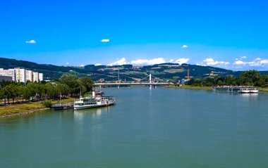 Avusturya 'nın Linz şehrinde Tuna Nehri üzerinde seyahat gemileri