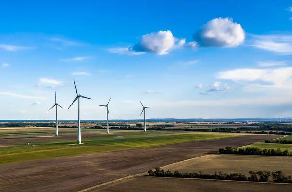 Windpark Mit Windrädern Der Agrarlandschaft Österreich Stockbild