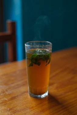 Naneli çay bardağı bir tablo