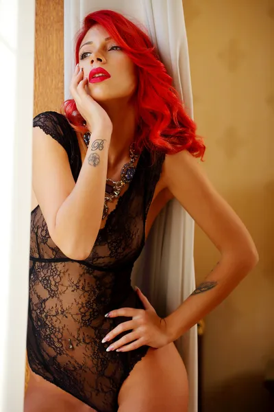 아름 다운 빨간 머리 섹시 한 여자 — 스톡 사진