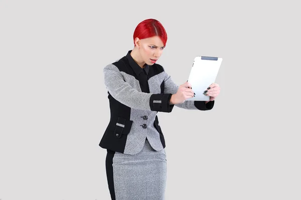 Рыжая девушка держит планшет 2 Лицензионные Стоковые Фото