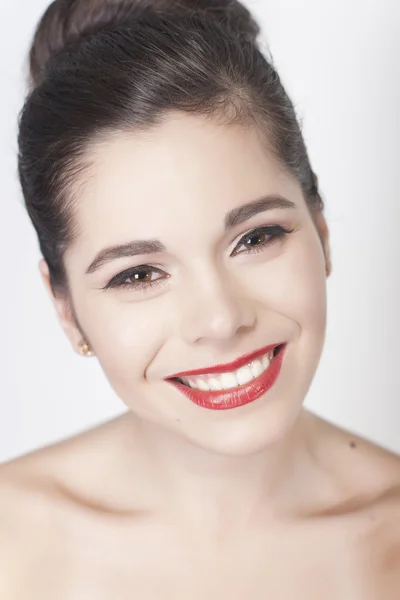 Mooie brunette lachende vrouw portret met rode lippenstift — Stockfoto