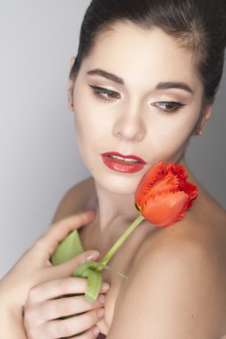 güzel esmer kadın portre ile Lale ve kırmızı ruj