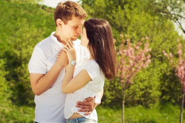 parkta yürüyen bir tarihte güzel bir çift. kopya alanı