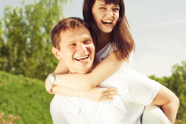 parkta yürüyen bir tarihte güzel Çift