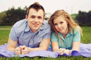 parkta yürüyen bir tarihte güzel Çift