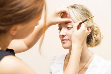 kadın makyaj bir gelin onu düğün günü yakınındaki ayna içinde uygulanması