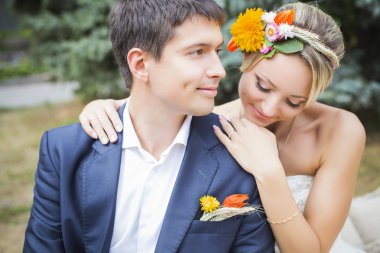 gelinlik içinde öpüşme genç bir çift. Gelin holding buket çiçek