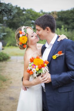 gelinlik içinde öpüşme genç bir çift. Gelin holding buket çiçek