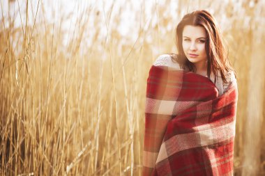 gülümseyen ve kameraya bakarak açık havada onay deseni kareli esmer kadın. kopya alanı