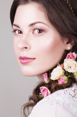 doğal makyaj ve saç çiçek gül ile gülümseyerek ve kameraya bakıyor güzel esmer gelin