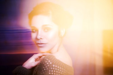 güzel esmer kadının akşam ile yumuşak odak makyaj. Fotoğraf etkisi freezelight