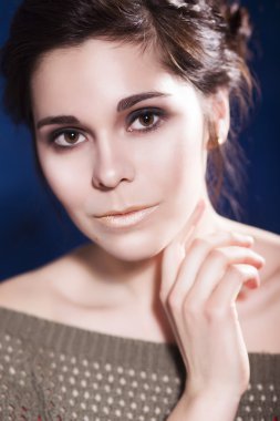 güzel esmer kadın olun akşam ile