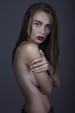 güzel esmer kız ile yaratıcı makyaj