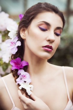 pembe elbiseli ve renkli güzel bir esmer kadın portresi makyaj açık havada açelya içinde Bahçe