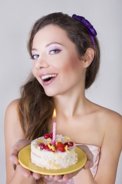 güzel mutlu kız teklif mum ile doğum günü pastası