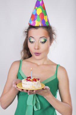 esmer kadın doğum günü şapkası pasta mumu üfleme