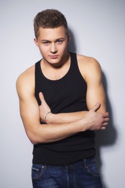 içinde kapalı gömlek gülümseyen güzel yakışıklı genç