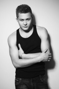 içinde kapalı gömlek gülümseyen güzel yakışıklı genç. siyah ve beyaz