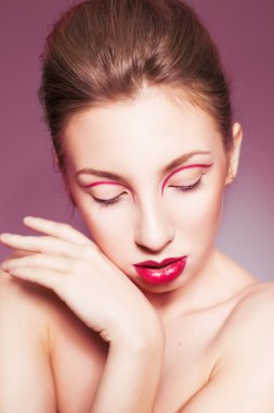 güzel esmer kadın kırmızı dolgun dudaklar ve kırmızı çizgili göz kapakları ve örgü saç modeli