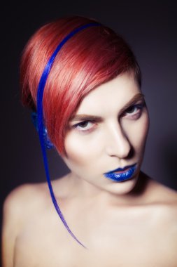 mavi göz farı, mavi kulakları ve üzerinde mavi damarlı kamera ve elleri yakın yüzüne bakarak pembe saçlı genç kişi. siyah arka plan