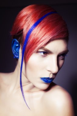 mavi göz farı, mavi kulakları ve üzerinde mavi damarlı kamera ve elleri yakın yüzüne bakarak pembe saçlı genç kişi. siyah arka plan