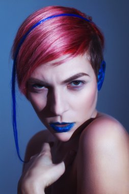 mavi göz farı, mavi kulakları ve üzerinde mavi damarlı kamera ve elleri yakın yüzüne bakarak pembe saçlı genç kişi. siyah arka plan