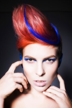 mavi göz farı, mavi kulakları ve üzerinde mavi damarlı kamera ve elleri yakın yüzüne bakarak pembe saçlı genç kişi. siyah arka plan