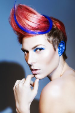 mavi göz farı, mavi kulakları ve üzerinde mavi damarlı kamera ve elleri yakın yüzüne bakarak pembe saçlı genç kişi. siyah arka plan