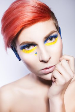 genç bir kişi kulaklar kapanış ve siyasi yalanlar ağlayarak dinlemek istemiyorum. Ukraynalı simgeler, renkler ve