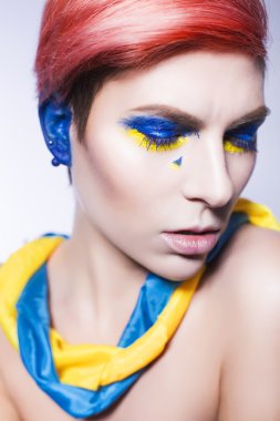 genç bir kişi kulaklar kapanış ve siyasi yalanlar ağlayarak dinlemek istemiyorum. Ukraynalı simgeler, renkler ve