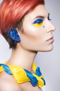 genç bir kişi kulaklar kapanış ve siyasi yalanlar ağlayarak dinlemek istemiyorum. Ukraynalı simgeler, renkler ve