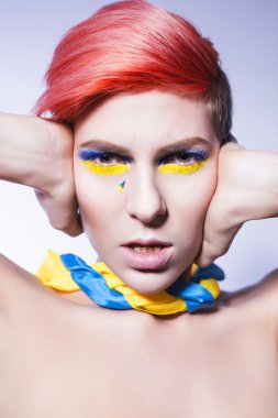 genç bir kişi kulaklar kapanış ve siyasi yalanlar ağlayarak dinlemek istemiyorum. Ukraynalı simgeler, renkler ve