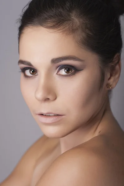 Brunette woman wearing violet eye shadows — Stock Photo, Image