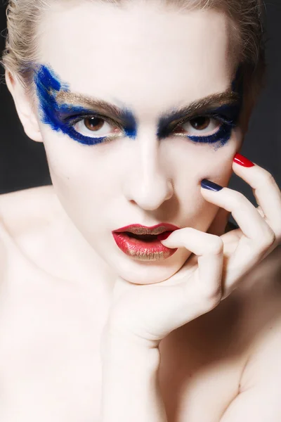 Una mujer rubia con maquillaje creativo —  Fotos de Stock