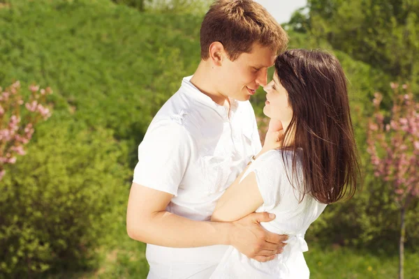 Hermosa pareja en una cita caminando por el parque — Foto de Stock