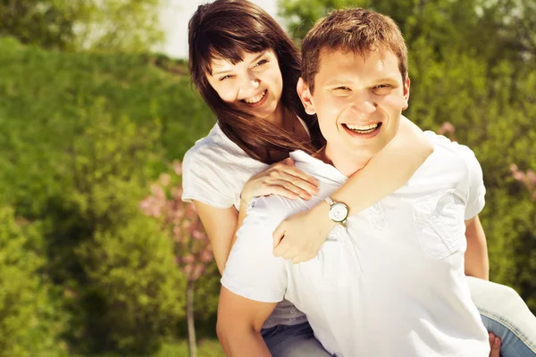 Hermosa pareja en una cita caminando por el parque. Copiar espacio — Foto de Stock