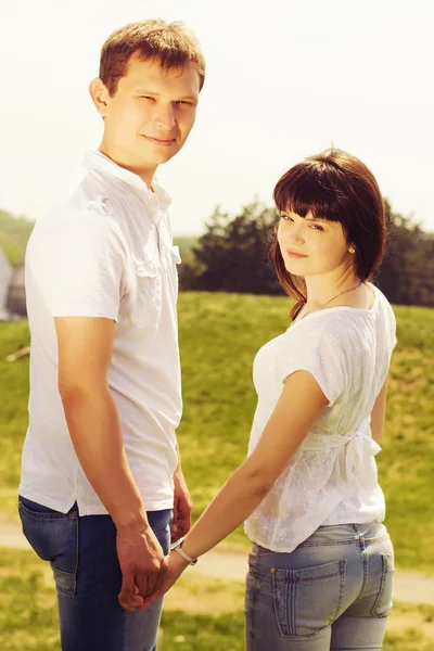 parkta yürüyen bir tarihte güzel Çift