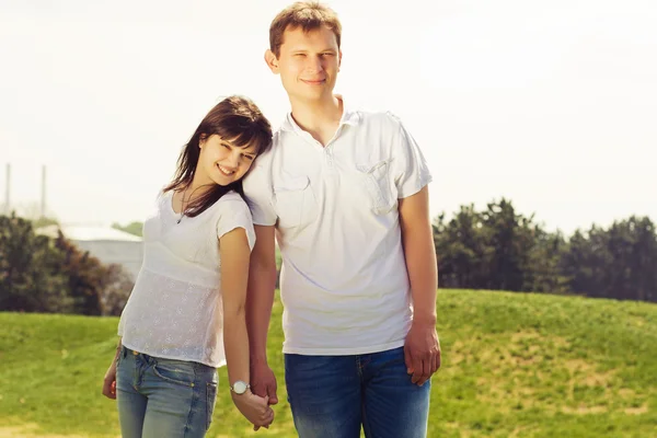 Hermosa pareja en una cita caminando por el parque. Copiar espacio —  Fotos de Stock