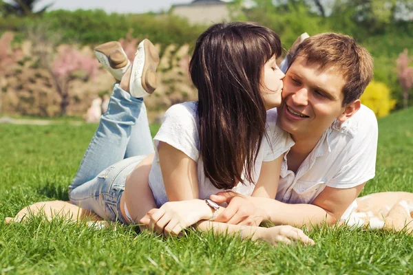 Vackra par på ett datum som promenerar i parken — Stockfoto