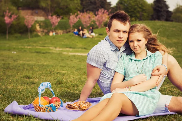 Beau couple sur un rendez-vous marchant dans le parc. Espace de copie — Photo