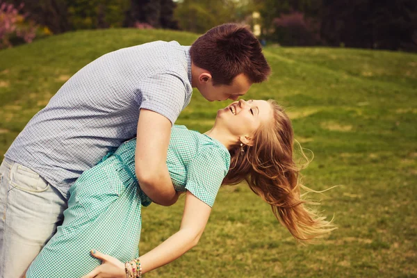 Hermosa pareja en una cita caminando por el parque. Copiar espacio — Foto de Stock