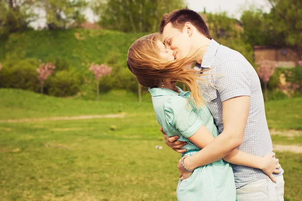 Hermosa pareja en una cita caminando por el parque. Copiar espacio — Foto de Stock