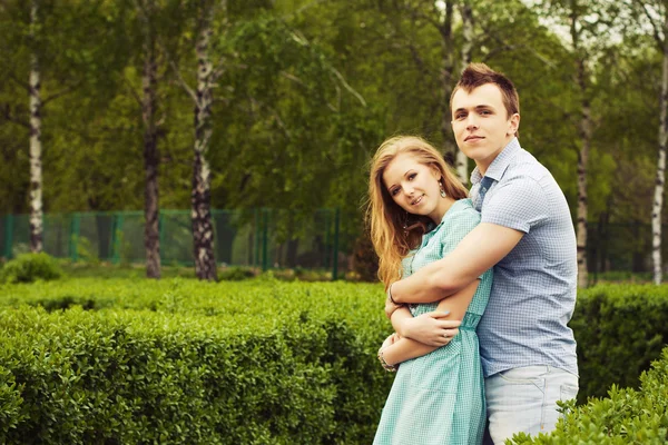 Hermosa pareja en una cita caminando por el parque. Copiar espacio — Foto de Stock