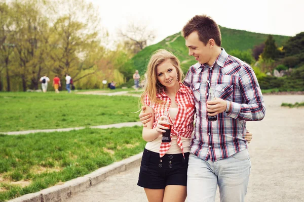 Hermosa pareja en una cita caminando por el parque. Copiar espacio — Foto de Stock