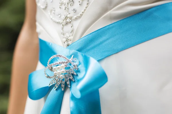 Femme blonde en robe de mariée tenant bouquet avec des lis blancs — Photo